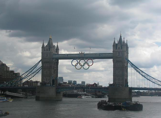 Picture of tower bridge with the olympic rings
